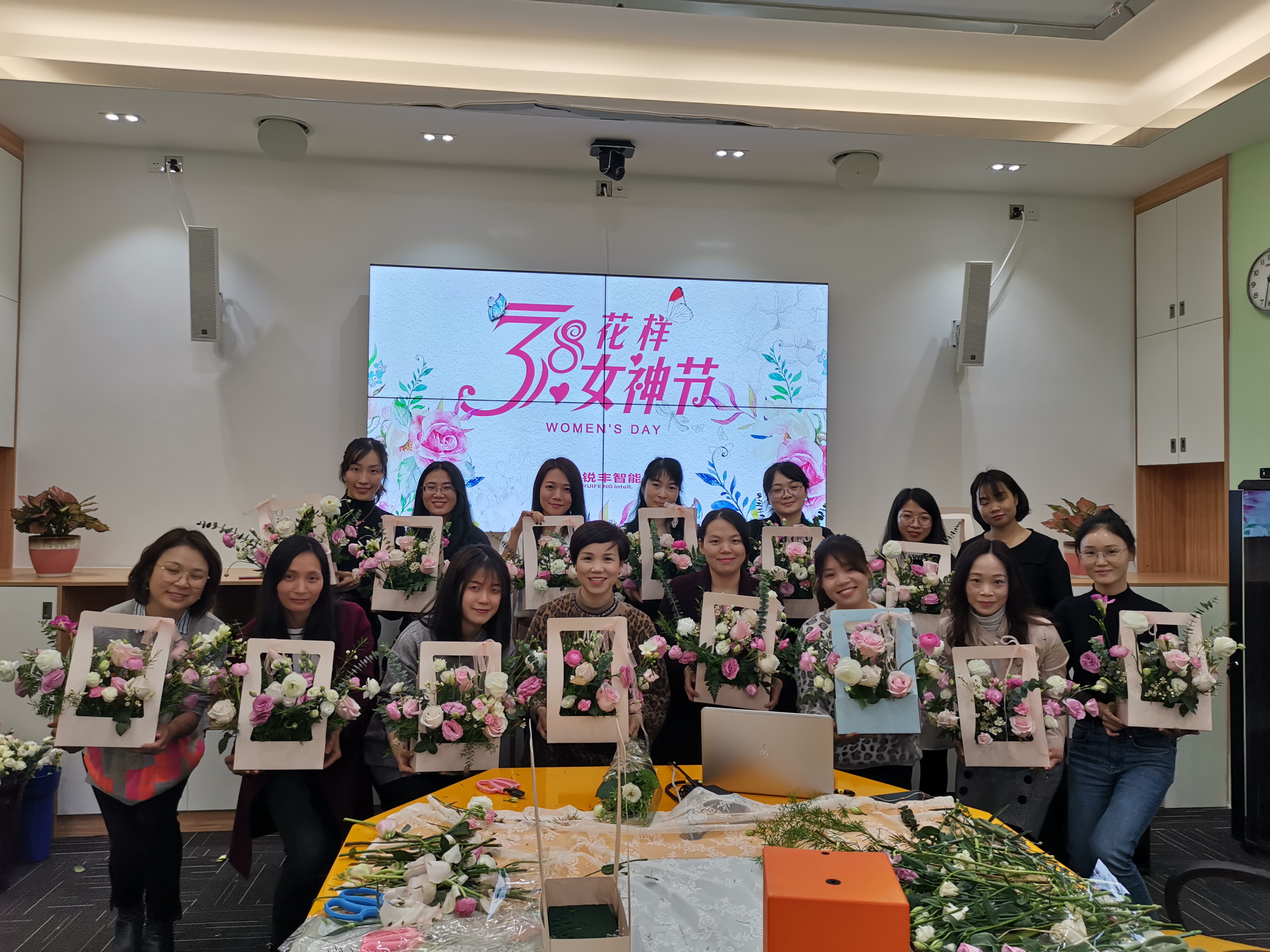 ? 陽春三月，女人如花！鮮花贈女神，更為“半邊天”的巾幗英雄增姿添彩。此次花藝活動豐富了女職工的業(yè)余生活，讓她們通過花藝來點綴生活中的美，營造濃厚的節(jié)日氛圍。