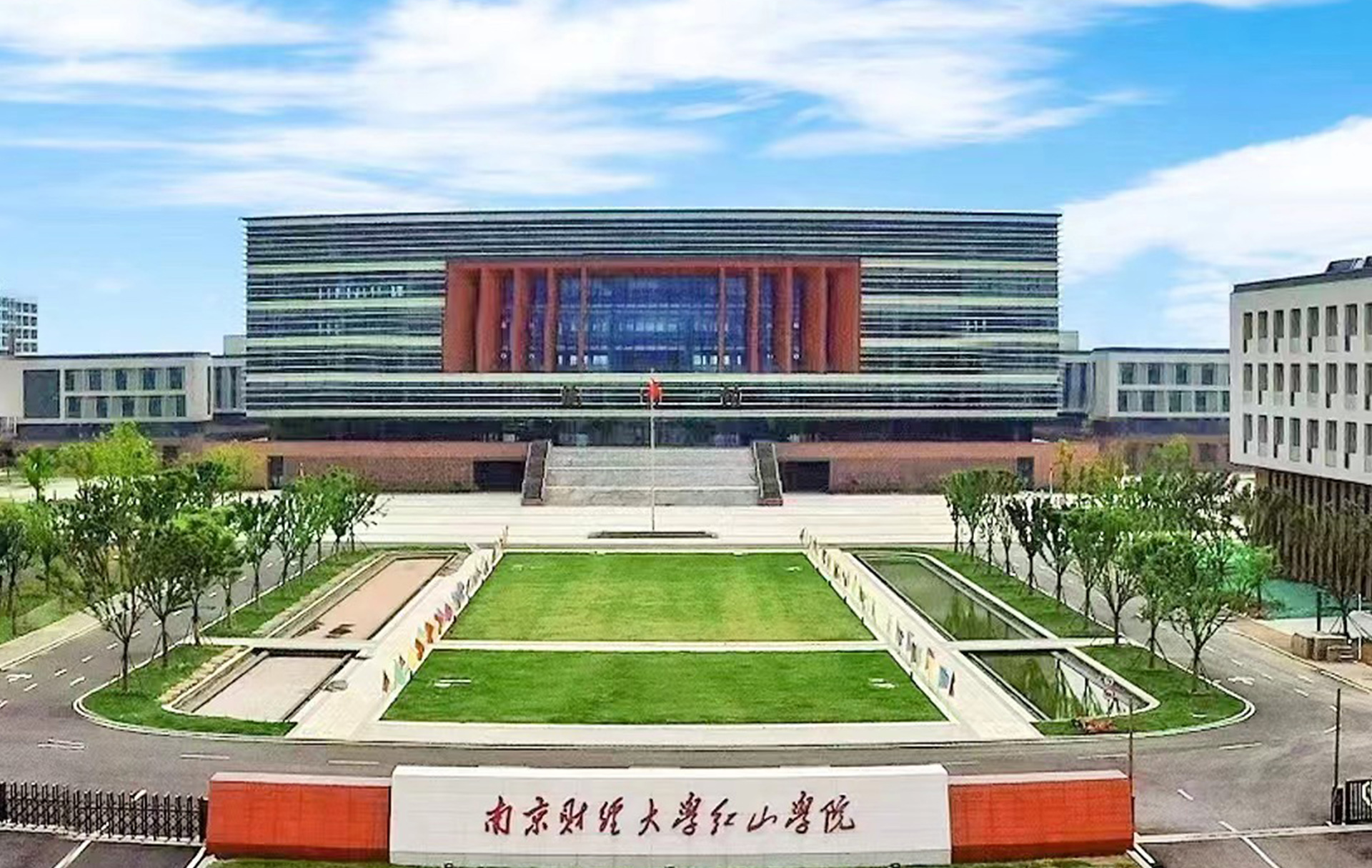 銳豐智能為南京財(cái)經(jīng)大學(xué)紅山學(xué)院提供擴(kuò)聲系統(tǒng)、中控系統(tǒng)、會(huì)議系統(tǒng)、錄播系統(tǒng)解決方案。